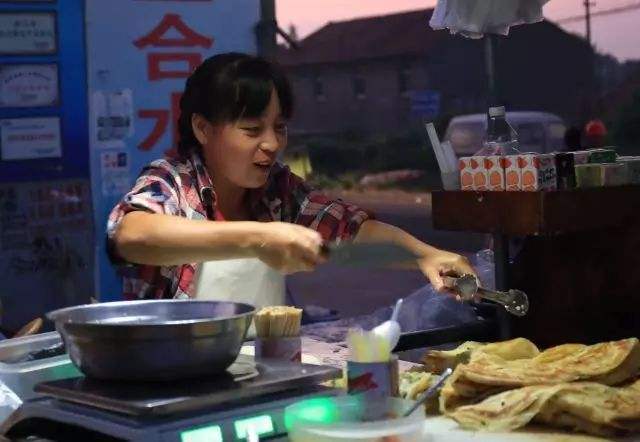 一元一个的烧饼,利润究竟有多大?老板:薄利多销根本没多少 一元一个的烧饼,利润究竟有多大?老板:薄利多销根本没多少