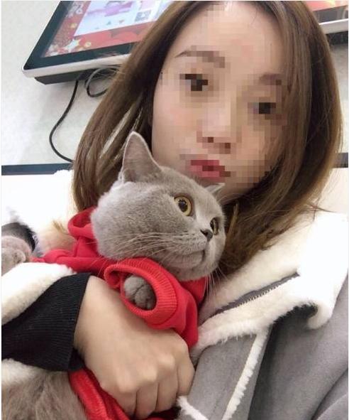 美女抱着蓝猫一起合照,猫咪却一脸冷漠,众网友:放开它