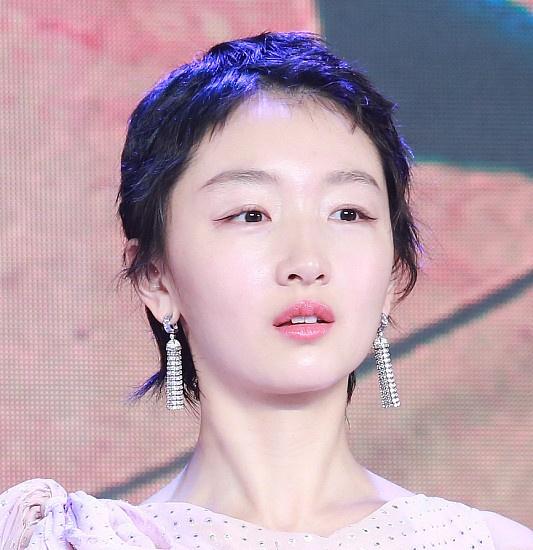 小眼睛如何打造高级感妆容?周冬雨的清透眼妆很适合,减龄可爱!