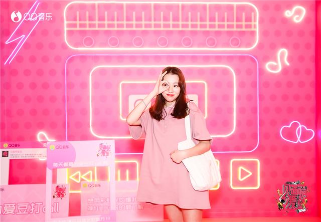 救命！QQ音乐《见面吧！爱豆》的这个电话亭也太有少女心了吧！