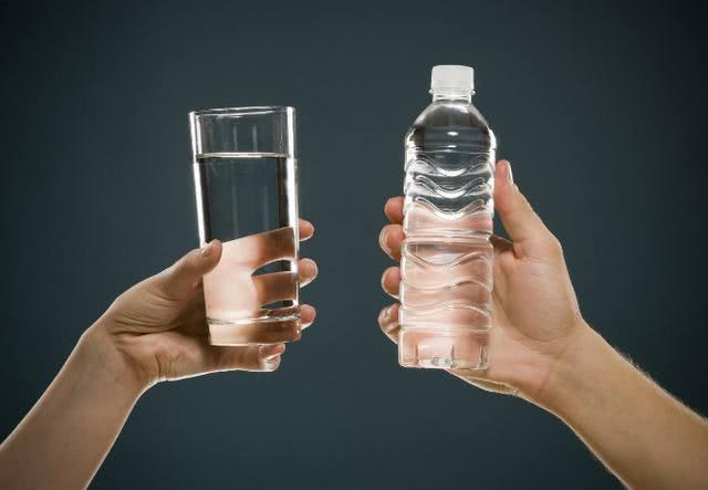 医生:要想轻松排尿酸,坚持多吃3种叶,喝3种水,