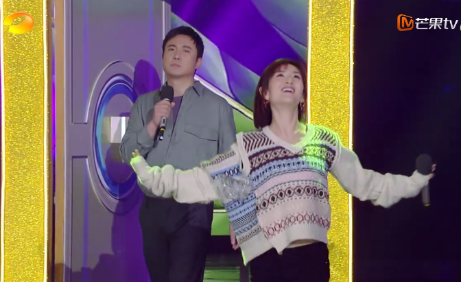 《快本》沈腾谢娜合唱飙歌,谁注意他们的伴舞