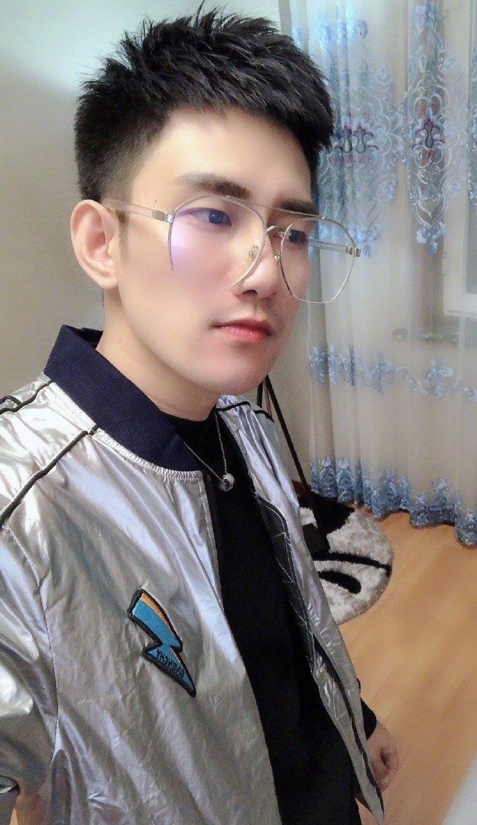 阿哲提及五位yy传奇人物,他们各有特点,其中四个是公会会长
