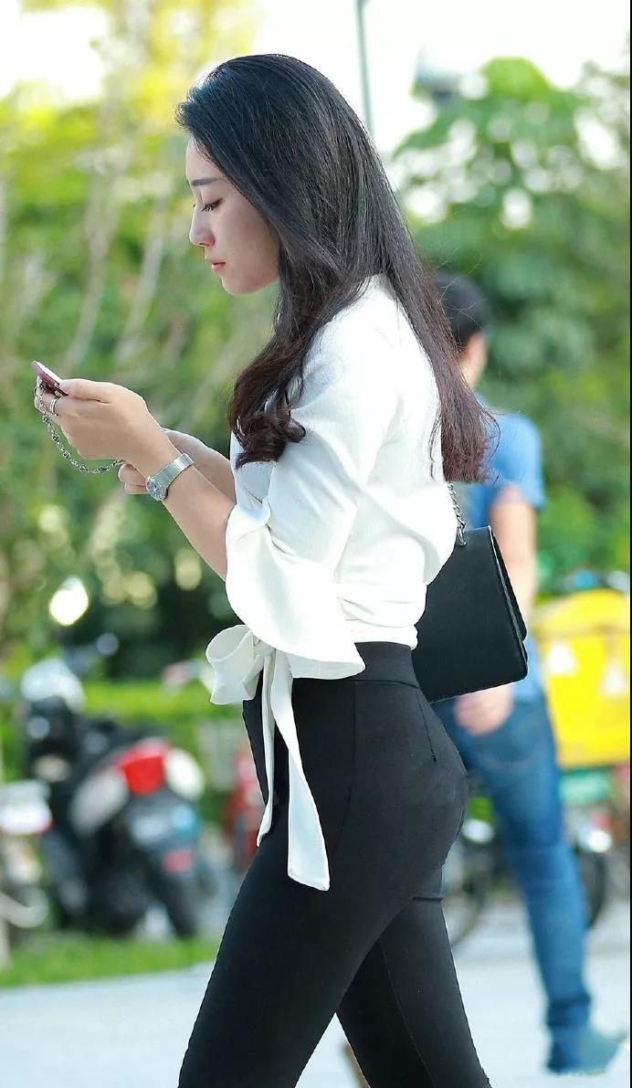 街拍: 浑圆而结实的肥臀, 喇叭裤勾勒出美女的迷人曲线