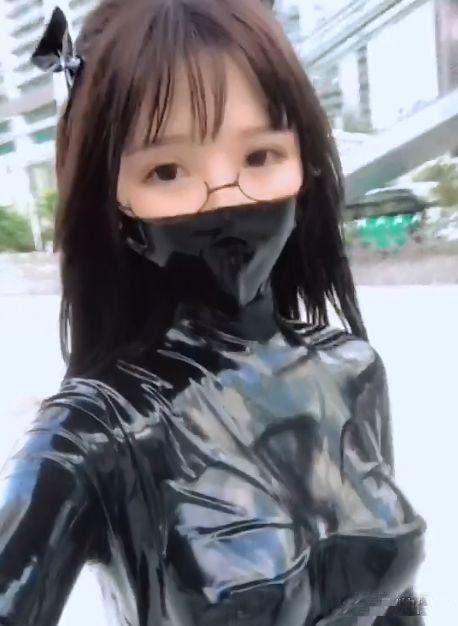 抖音现奇葩女,“黑色塑料衣”凸显好身材,网友:敢不敢晒十分钟