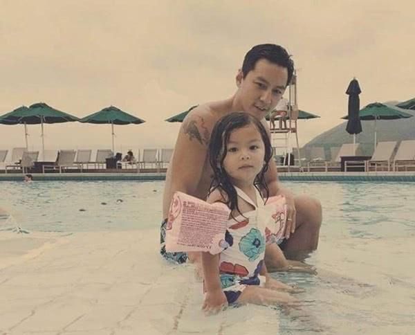 吴彦祖送娃上学被偶遇,6岁混血女儿机灵活泼,吴彦祖满脸宠溺