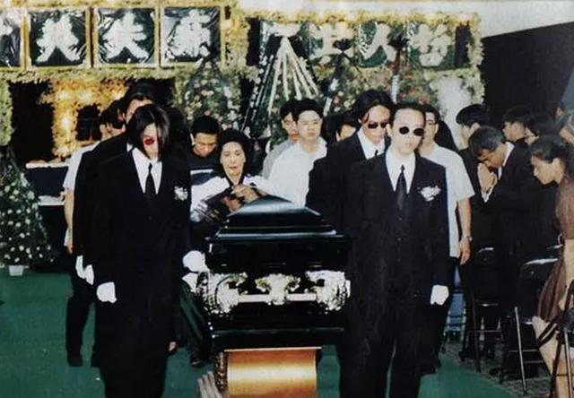 悲痛的记忆：1993年黄家驹葬礼照片