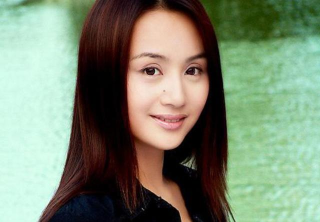 主持人曹颖儿子正脸照，清新俊逸面如冠玉，是帅气爸爸的缩小版|王斑|曹颖 