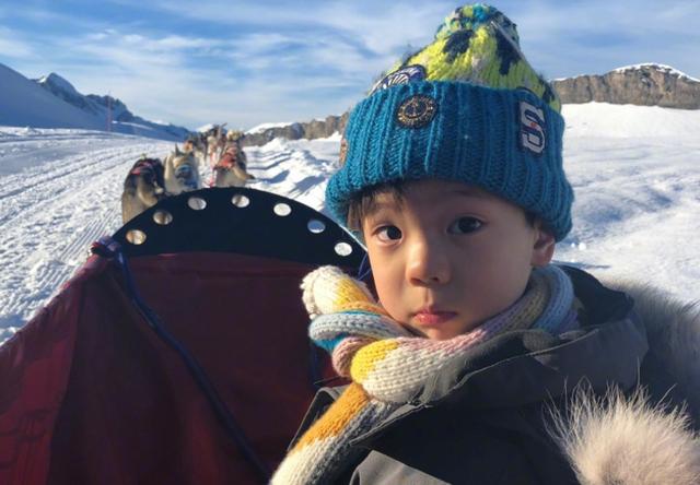杜江儿子嗯哼长大了,依然"混血"气质浓郁,盘腿坐姿比爸爸还帅