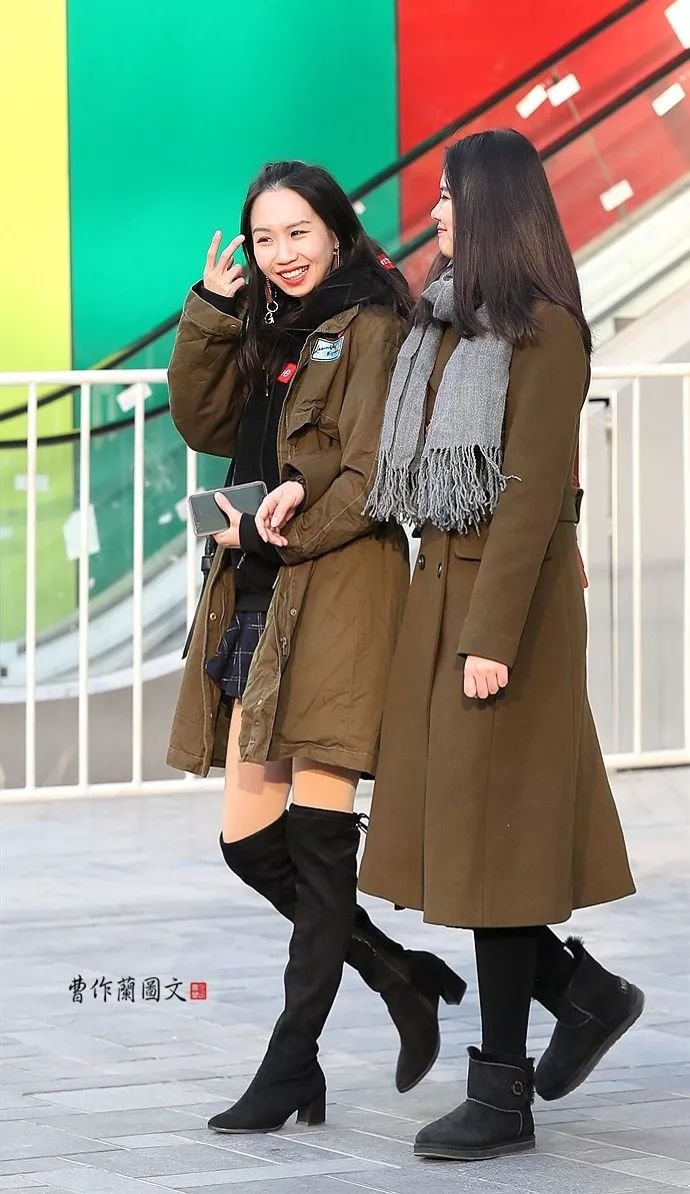 街拍：高筒靴美女，更多一层性感