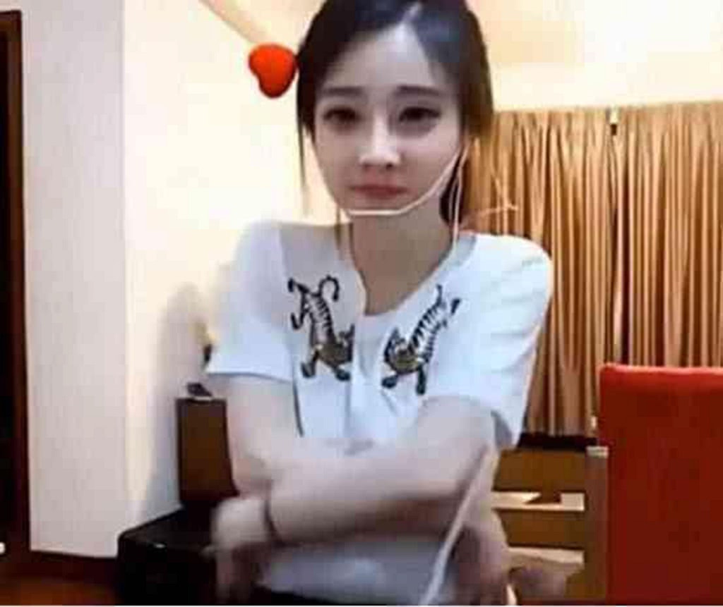 只因冯提莫的一个小动作,让60万粉丝狂刷屏,服务器瘫痪