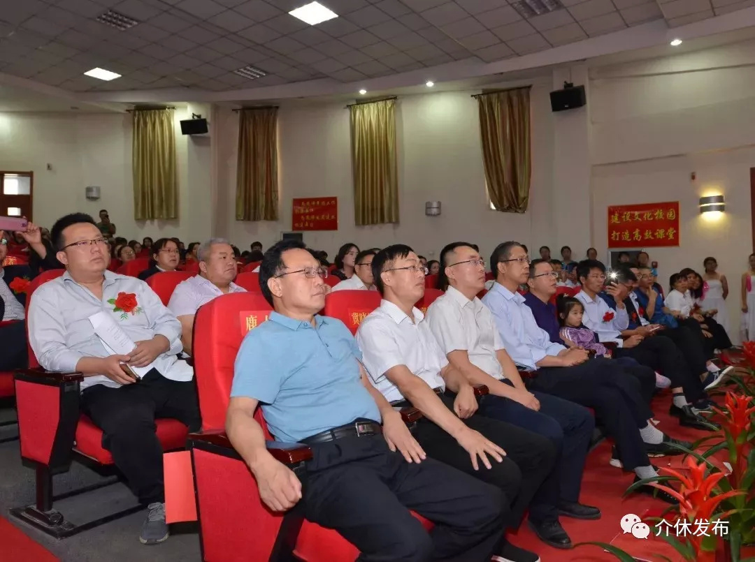 青春伴孩子 花开会有时!介休一中举行杏坛·芳