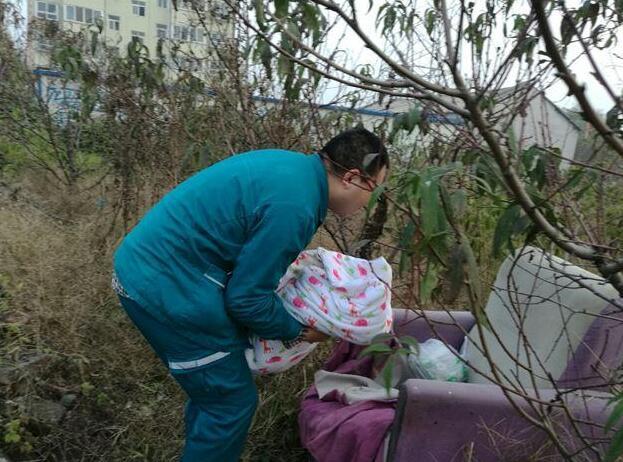男子路边捡到一对双胞胎,打开襁褓仔细查看,男