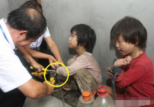 两个6岁女儿被父亲用铁链锁住 被救时反抗哭喊: 爸爸不让动!