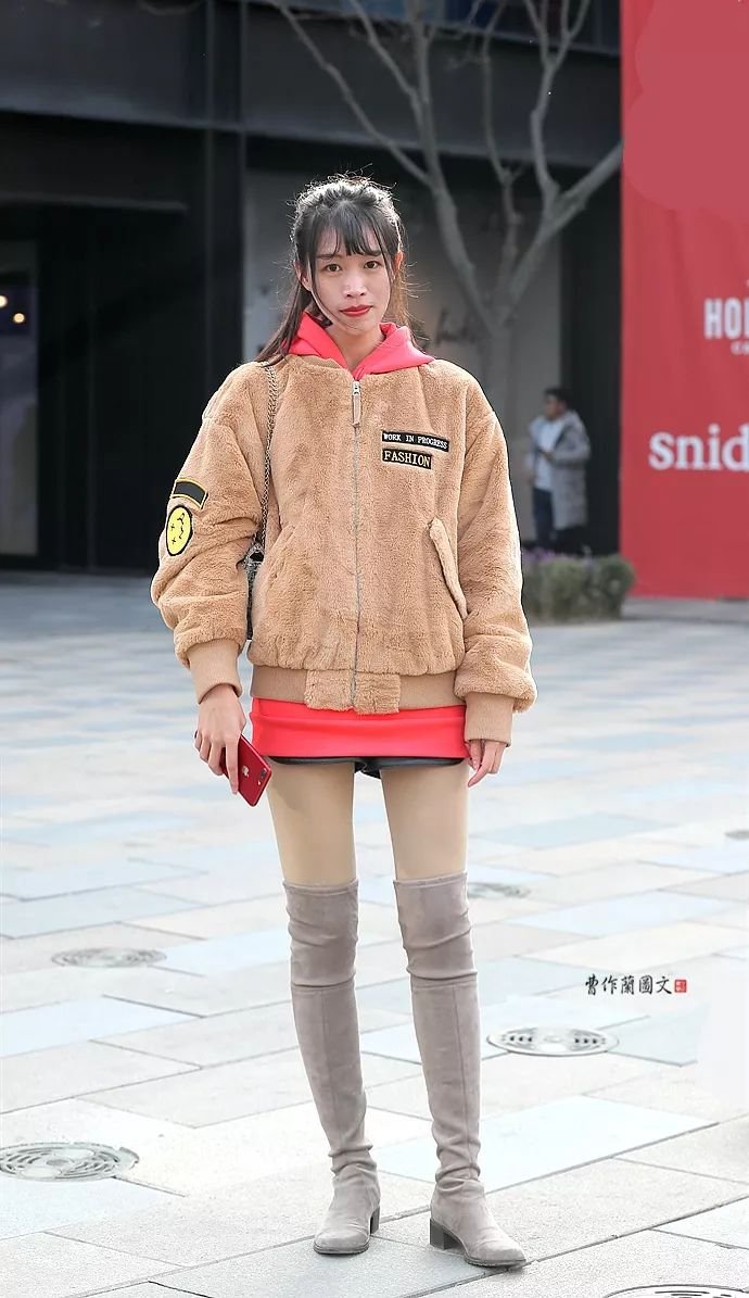 街拍：把高筒靴穿出春天气息的美女