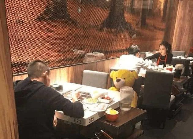 实拍一个人去吃海底捞到底是什么体验?网友吐