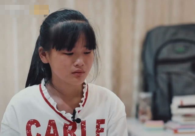 变形计:农村女孩写作业,却因一句话被妈妈爆粗口!原因