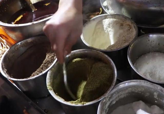 小伙夜市卖“辣条”，现做现卖，10元1斤，人们排队购买！