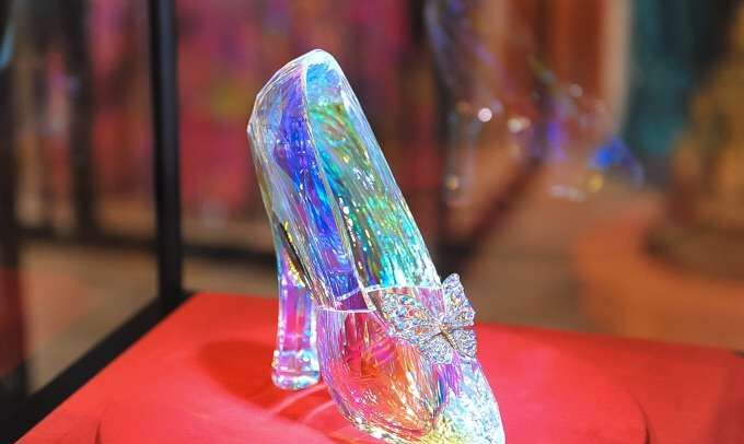 日本老人耗时10年,用嘴吹出一双“水晶鞋”,出价7万也不肯卖