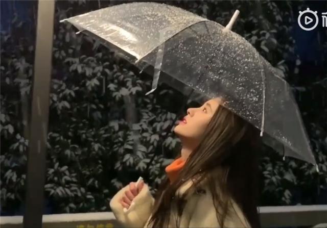 鞠婧祎撑着伞在雪地散步 粉丝:雪景都没有你漂亮