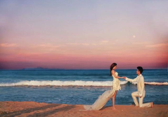 李小璐微博背景换成和贾乃亮结婚照,网友:从来