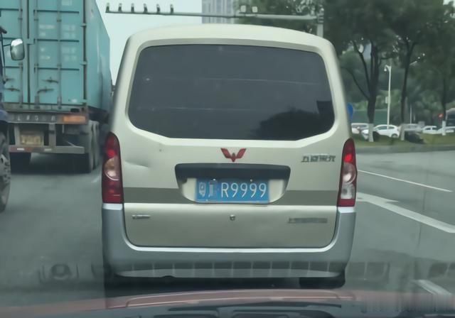 神车五菱各路靓牌,碾压百万豪车,用实力说话:遇双车牌五菱