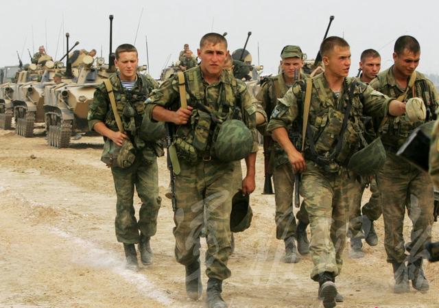 美伊较劲生死关头,俄罗斯俩少将突然带兵飞抵