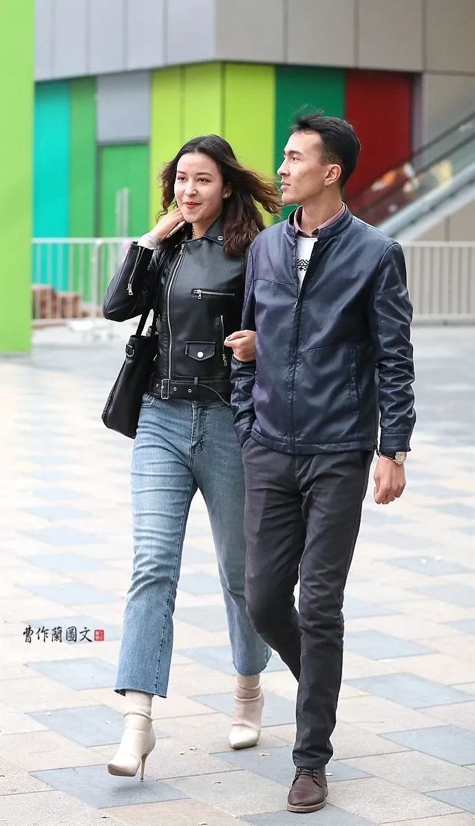 街拍：鞋跟超细的高跟短靴美女
