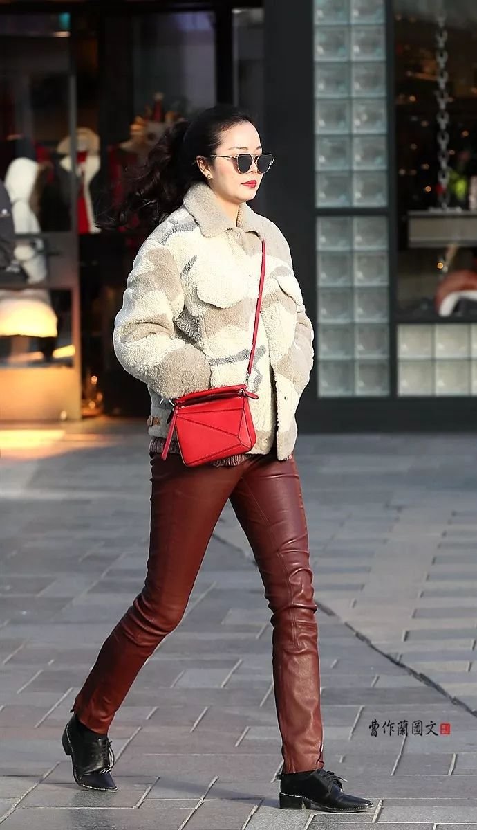 街拍:时尚指数超高的皮裤美女