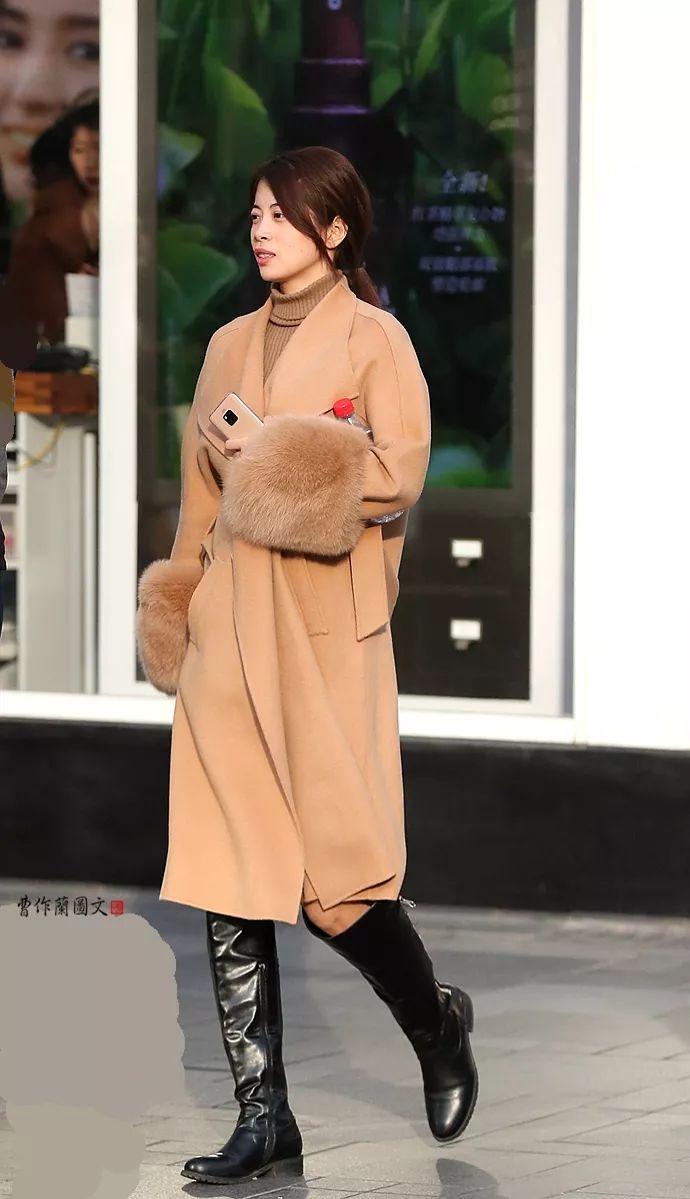 街拍：把高筒靴穿出春天气息的美女