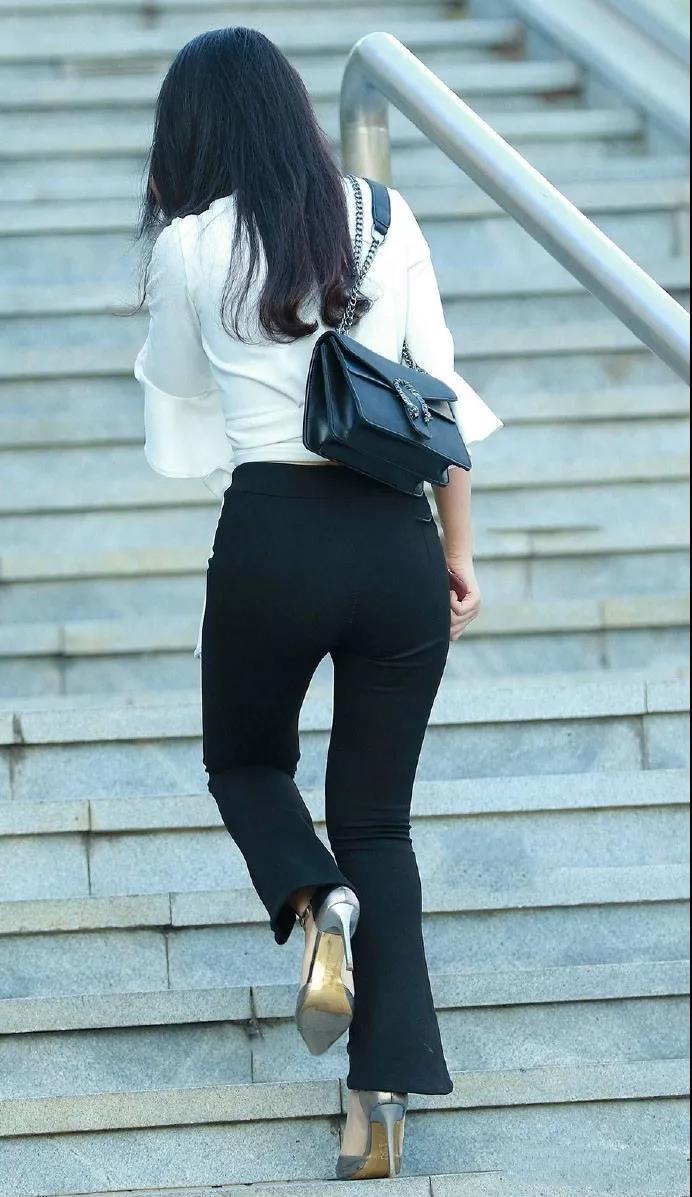 街拍: 浑圆而结实的肥臀, 喇叭裤勾勒出美女的迷人曲线