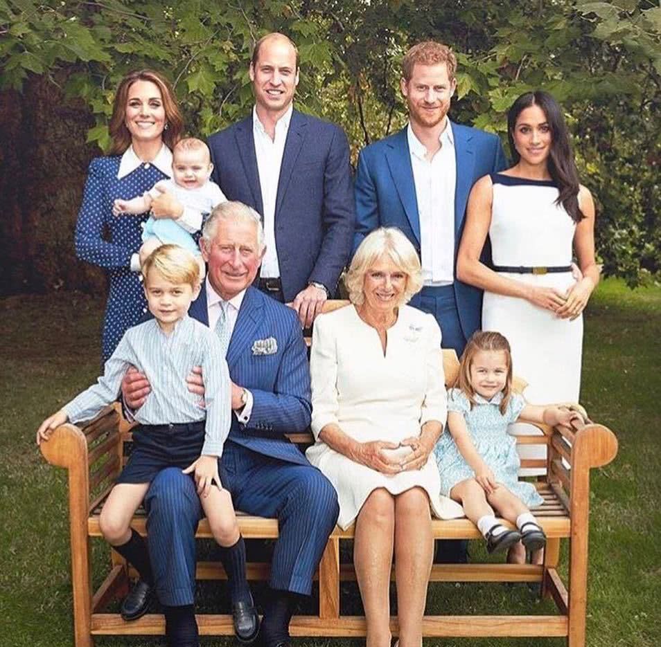 英王室最新全家福:凯特王妃三娃统一穿蓝，梅根与卡米拉都选白