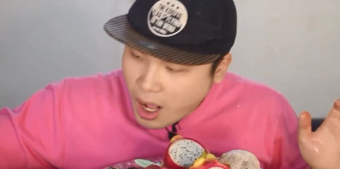 韩国小哥居然这么吃火龙果,大胃王果然与众不