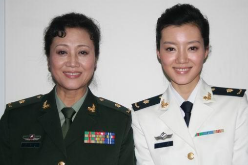 车晓和妈妈王丽云近照，母女俩的婚姻都很失败，父亲隐藏的好深