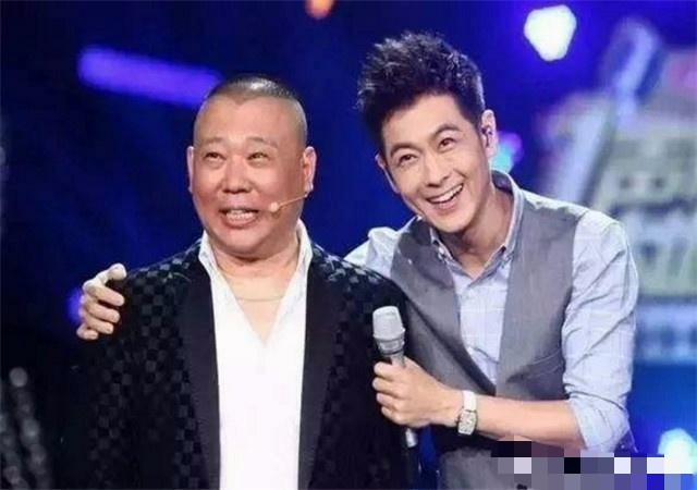 苏有朋近照变雕塑脸，脸型消瘦尖下巴抢镜，第一眼还以为是林峰