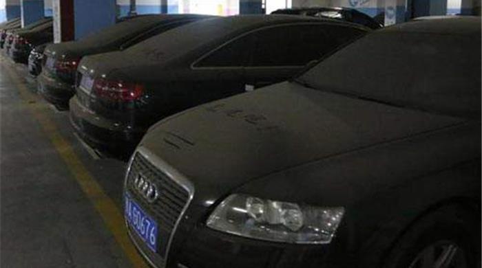 河南一近200万豪车，停放2年拖欠停车费3万，保安不敢动