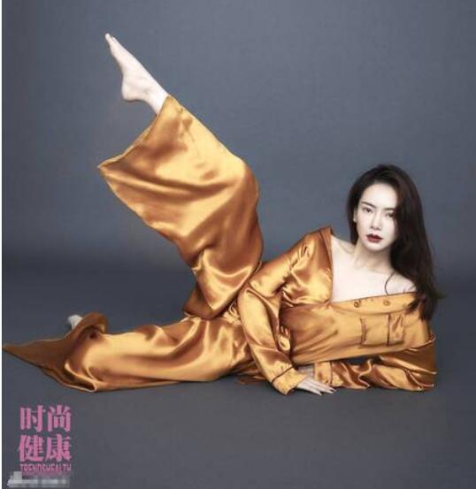 戚薇李承铉大尺度甜蜜依偎上杂志封面,粉红丝