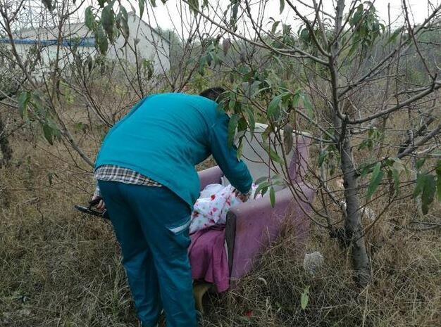 男子路边捡到一对双胞胎,打开襁褓仔细查看,男