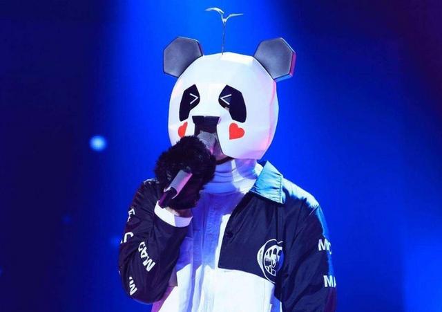 《蒙面唱将》嘉宾为不被猜出,各种搔首弄姿,却还是开口就暴露了