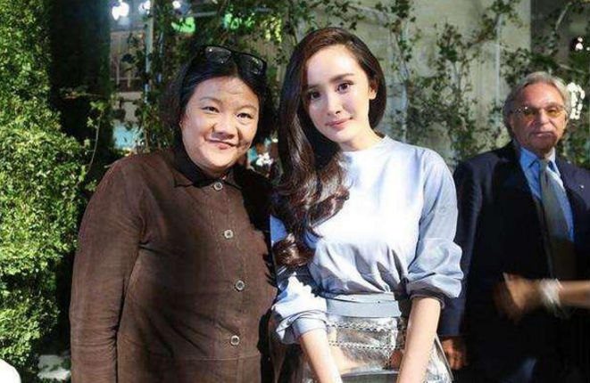 陈凯歌前妻洪晃近照,满头白发显沧桑,但这