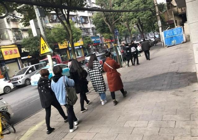 网友偶遇宋祖儿，比发胖更意外的是她的真实身高！镜头真会骗人