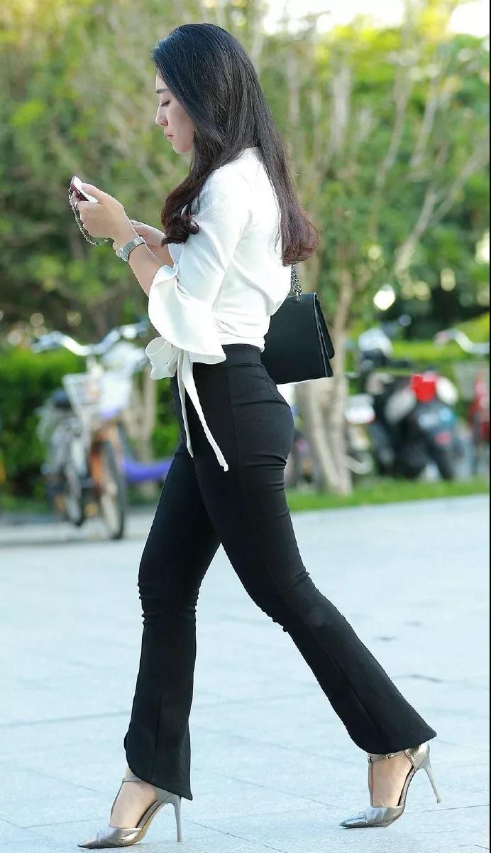 街拍: 浑圆而结实的肥臀, 喇叭裤勾勒出美女的迷人曲线