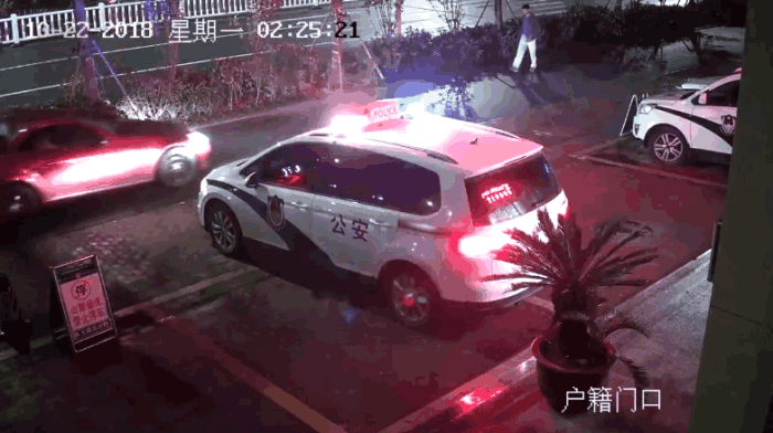 安徽一女子两个前男友打架进派出所, 酒驾来救