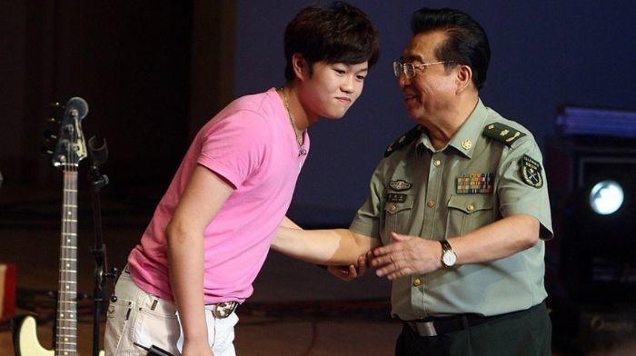 80岁李双江近照曝光,头发乌黑精神饱满,与54岁