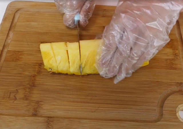 凤梨怎么切才好看?只需竖切三刀,轻松吃到果肉