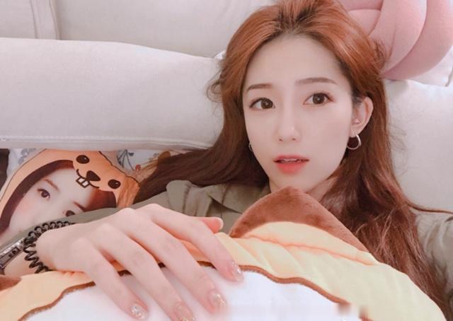 绝地求生第一腿,虎牙女主播晒自拍!网友:能要后面小姐姐电话吗