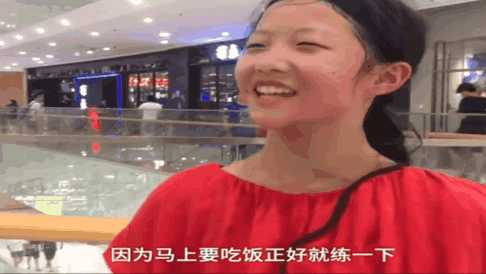 12岁女孩在等餐间隙练习舞蹈, 妈妈: 学舞蹈花