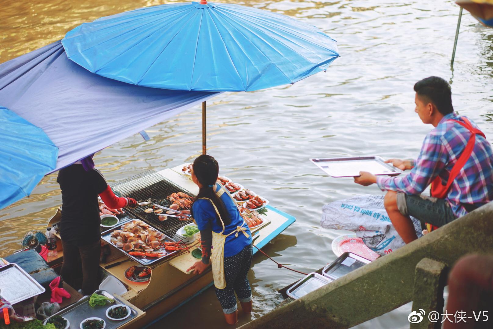 泰国曼谷的安帕瓦水上市场