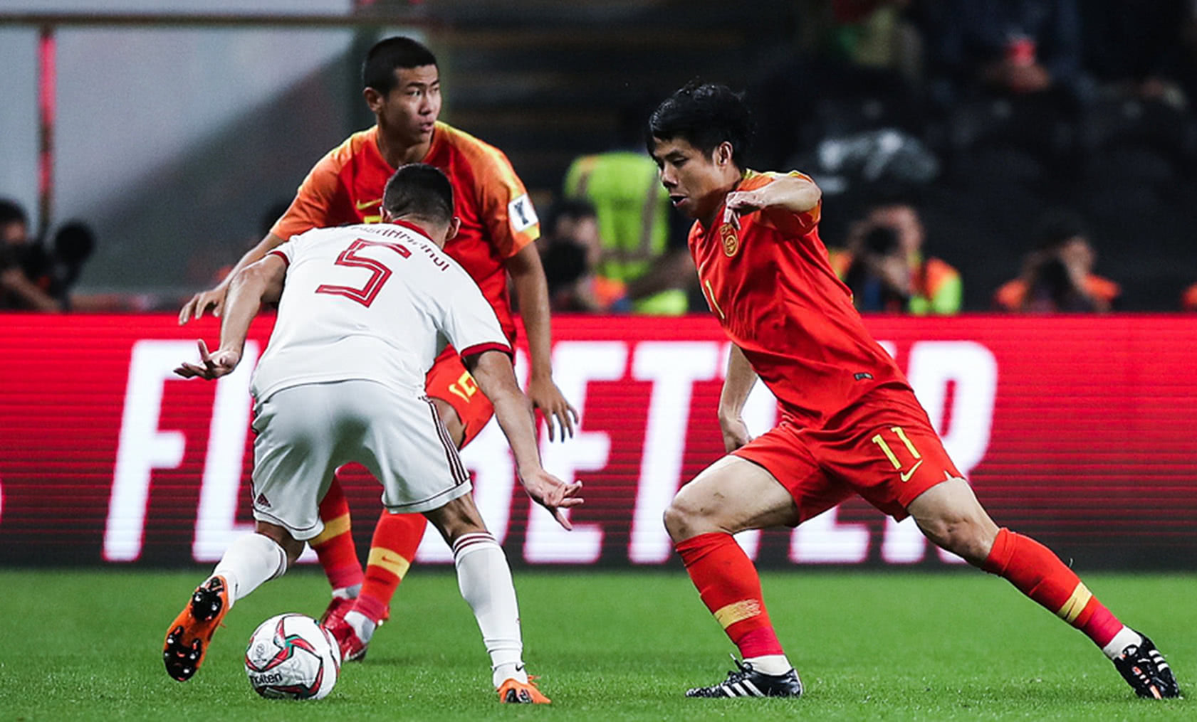 冯潇霆33岁还算小?国足记者发声:我们要给年轻