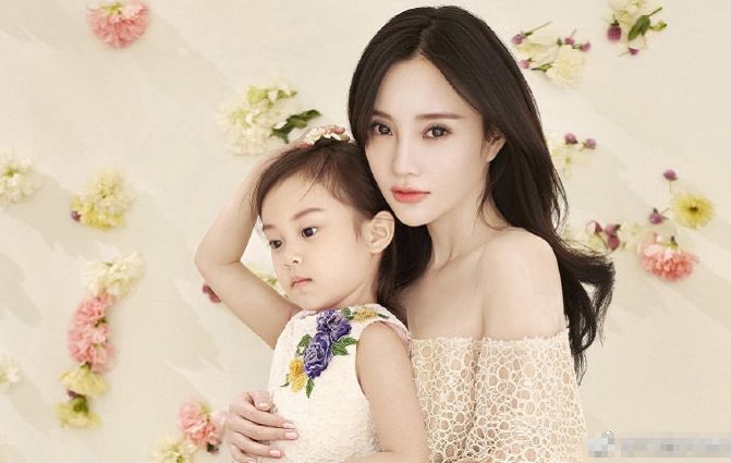 李小璐带甜馨户外吃甜品,形象全无像大妈,难怪贾乃亮不复合